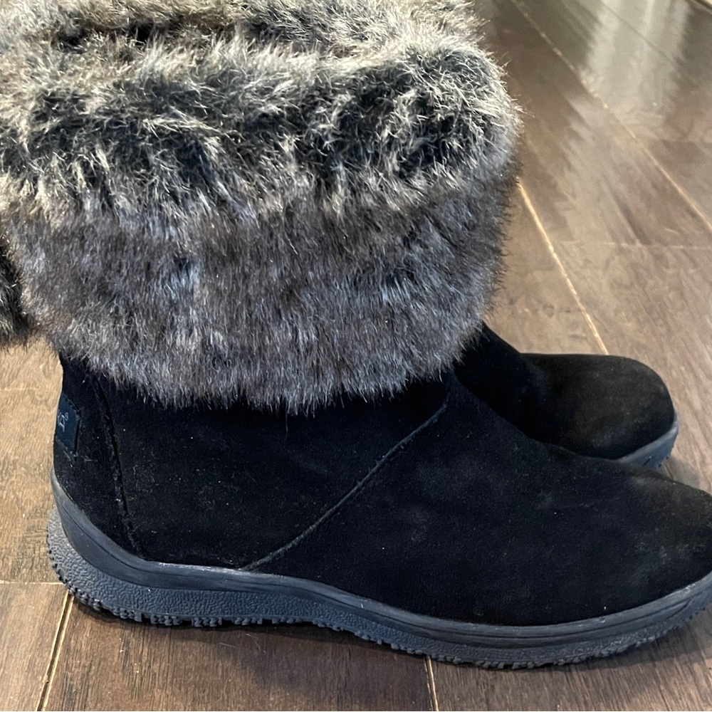 Minnetonka Women's Everett Boots black suede faux fur 7 - Picture 6 of 7